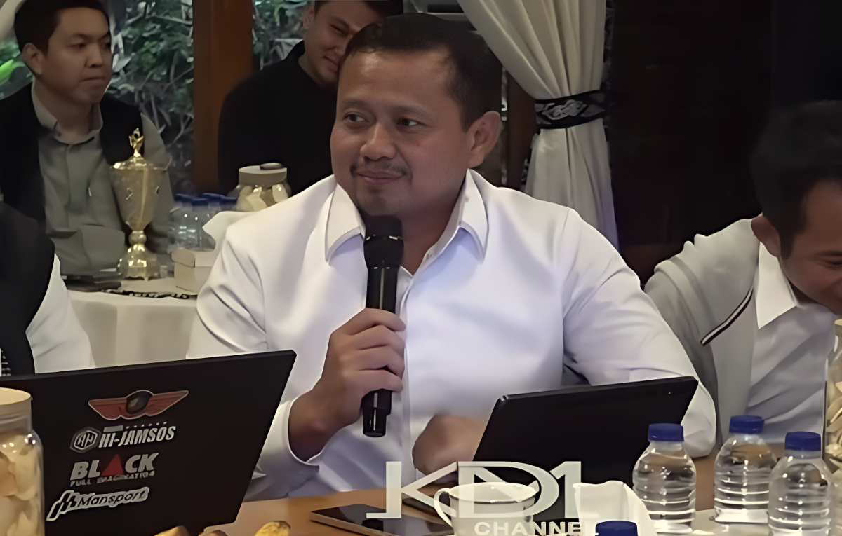 Bupati Sumedang, Dony Ahmad Munir menjelaskan UMSK kepada Gubernur Jawa Barat, Dedi Mulyadi.