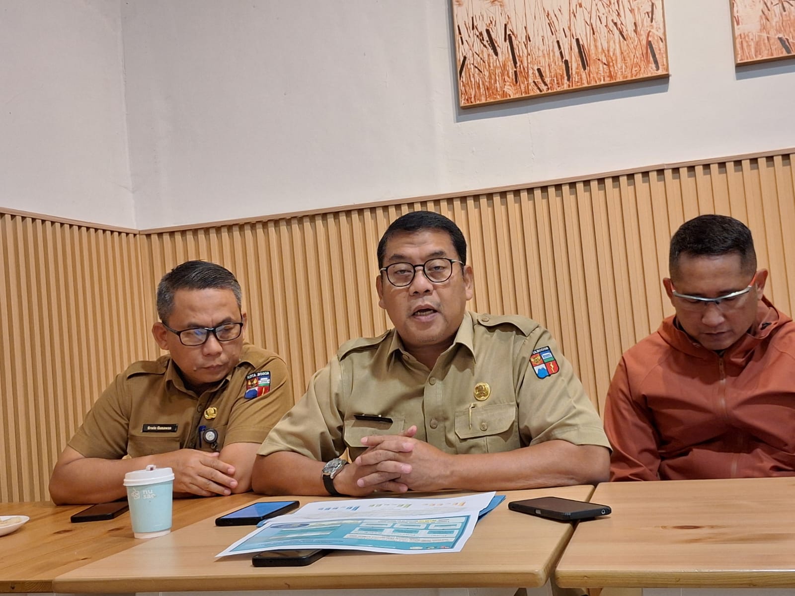Kepala Disperumkim Kota Bogor, Chusnul Rozaqi, bersama jajajaran saat menjelaskan capaian kinerja sepanjang 2025.