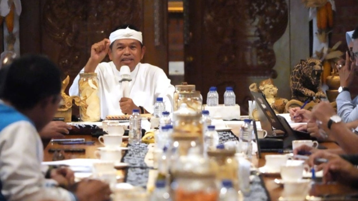 Gubernur Jawa Barat Dedi Mulyadi membahas Upah Sektoral Minimum Kabupaten atau Kota (UMSK) tahun 2026.