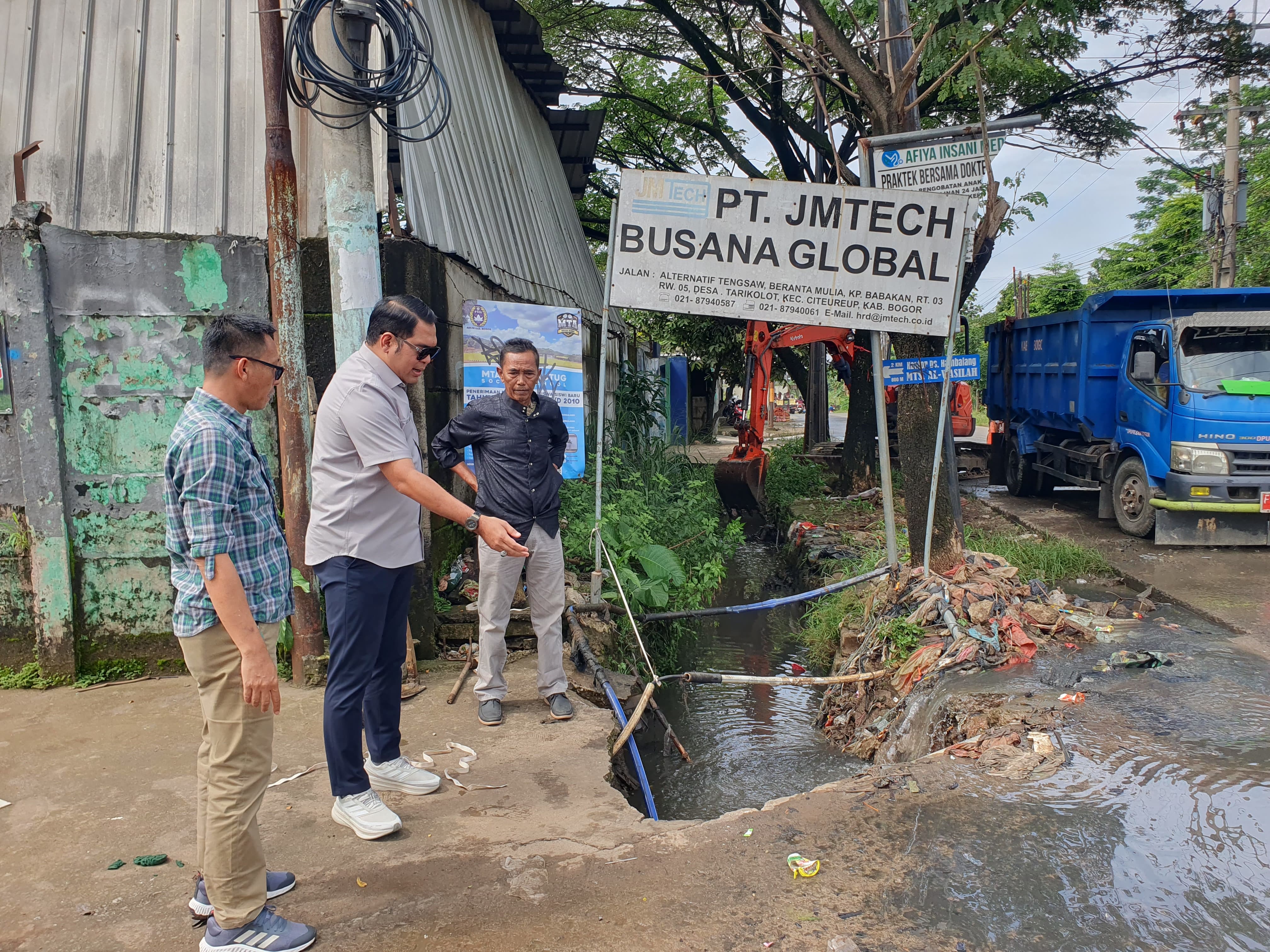 Ketua Komisi I DPRD Kabupaten Bogor, Irvan Maulana saat meninjau langsung lokasi banjir langganan di Jalan Tengsaw, Citeureup, Kabupaten Bogor.