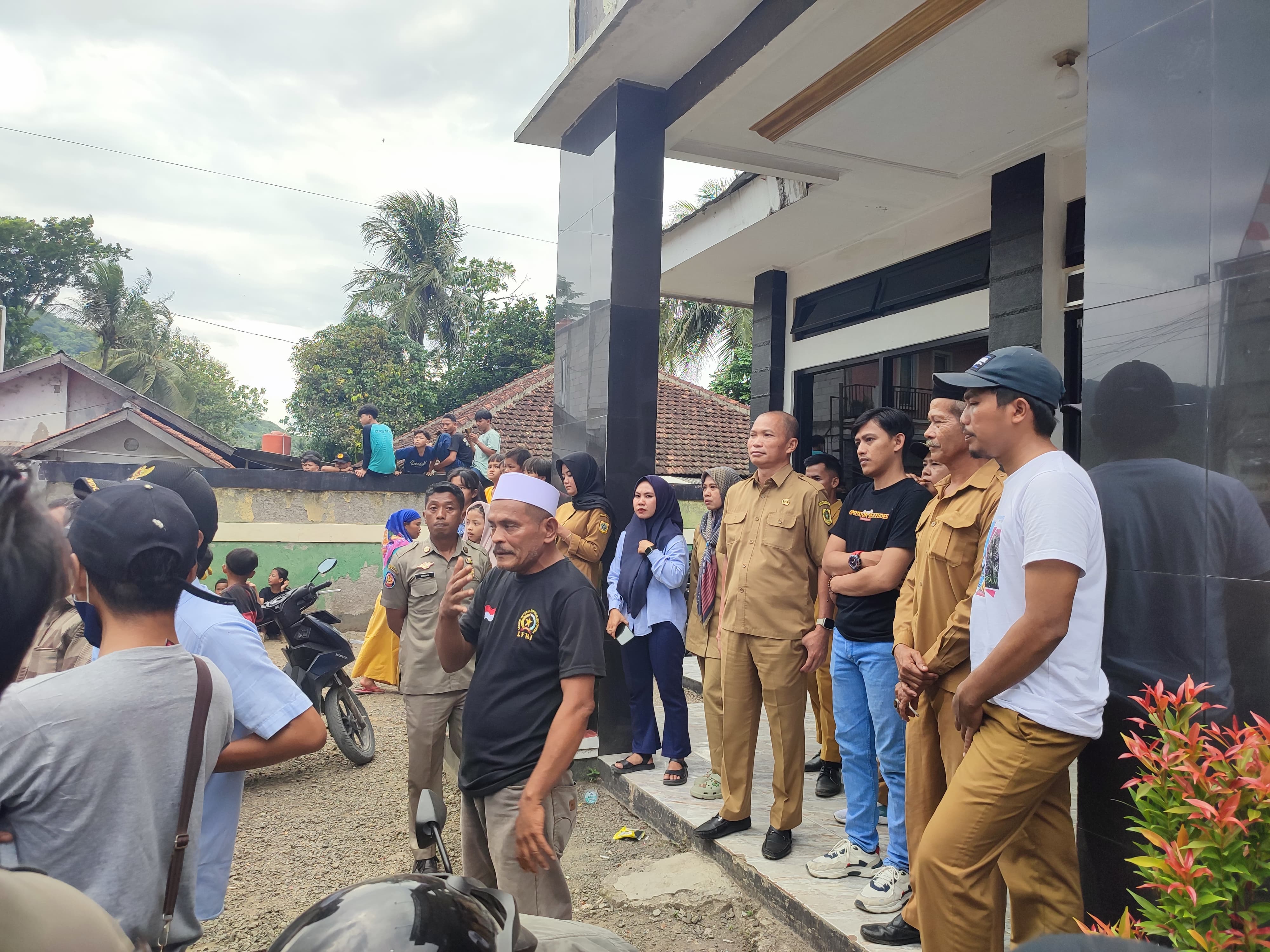 Kepala Desa Cipinang, Rumpin saat menerima warga yang menggelar aksi untuk rasa di kantornya, Senin 29 Desember 2025.