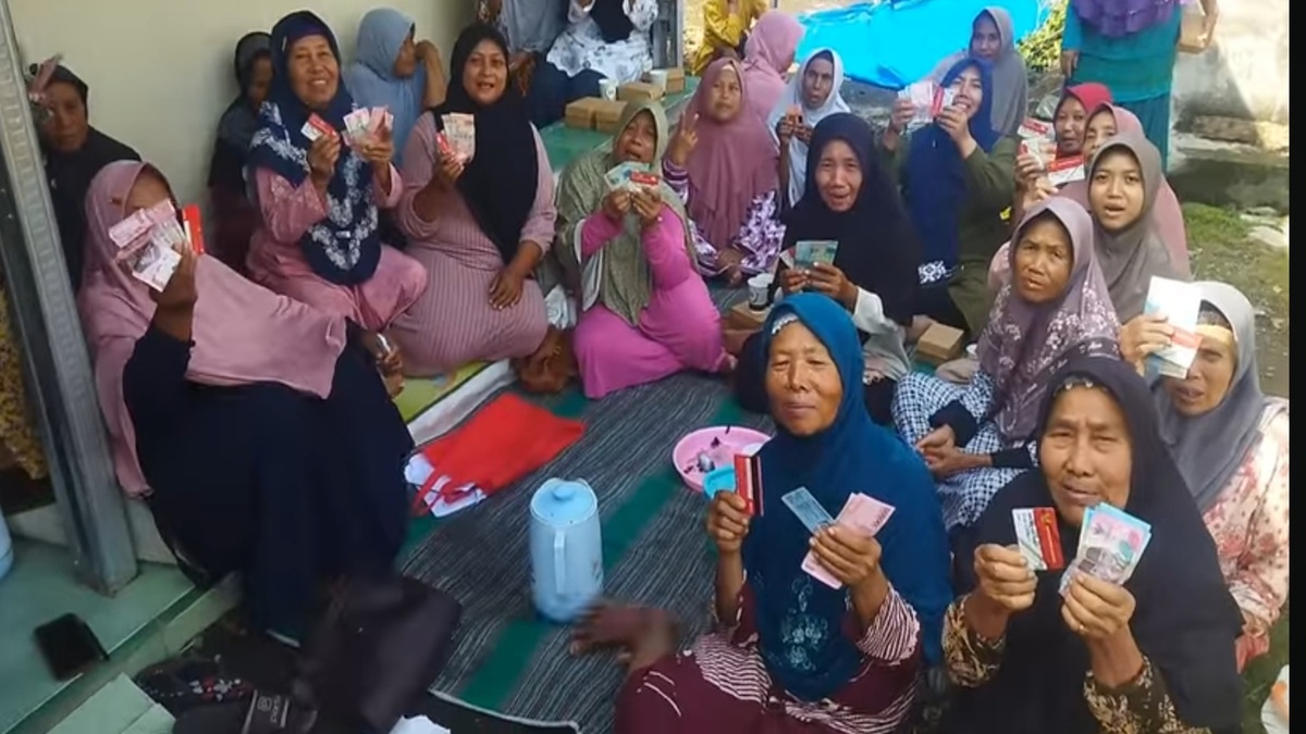 Ilustrasi. KPM mendapatkan pencairan bansos PKH BPNT.