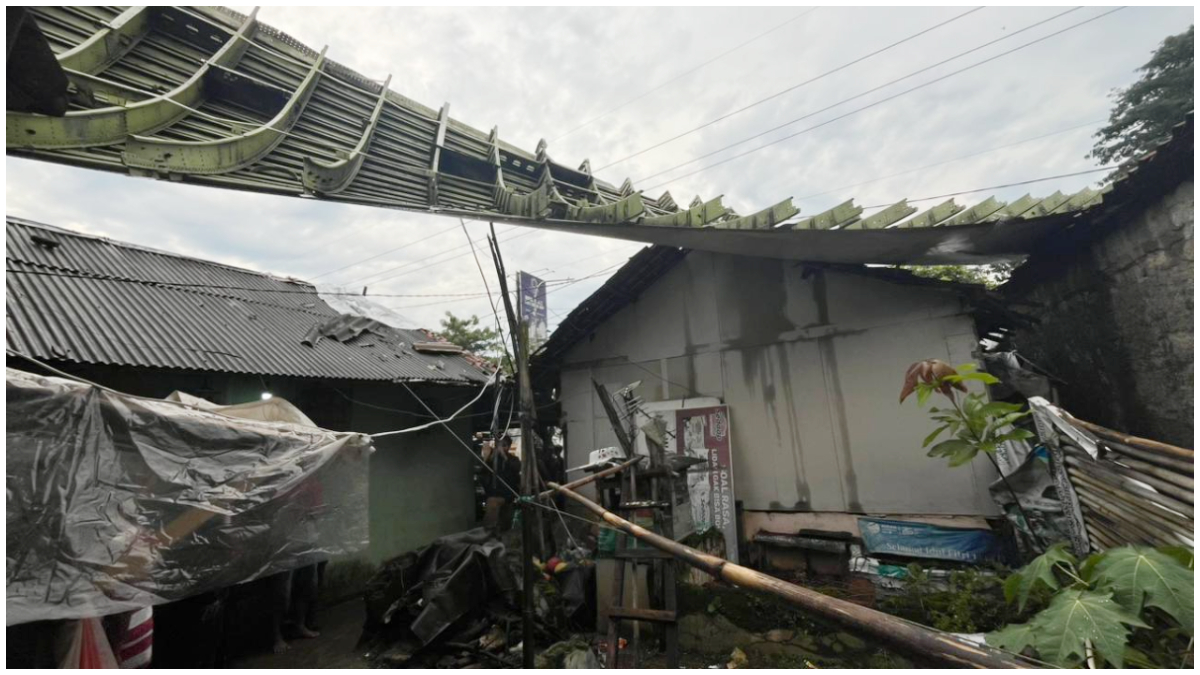 Material bangkai pesawat yang terbang dan menimpa rumah warga di Kemang, Kabupaten Bogor.