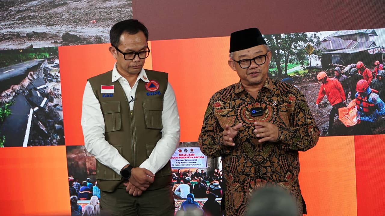 Kepala Pusat Data, Informasi, dan Komunikasi Kebencanaan BNPB, Abdul Muhari atau Aam bersama Mendikdasmen Prof. Dr. Abdul Mu&rsquo;ti saat memberikan keterangan di Graha BNPB, Selasa 30 Desember 2025.