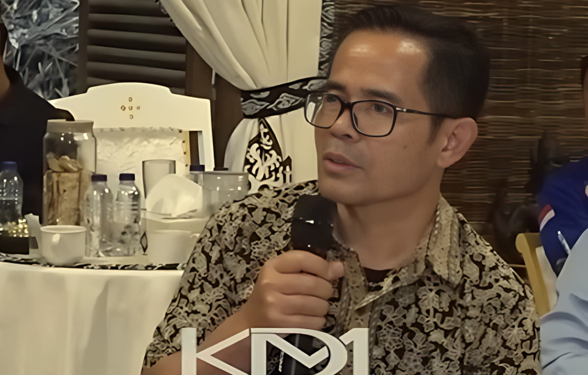 Kepala Disnakertrans Kabupaten Garut, Muksin saat memberikan pemaparan terkait UMSK kepada Gubernur Jawa Barat, Dedi Mulyadi.