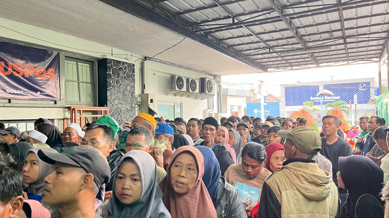 Antrean warga untuk melakukan pencairan BLT Kesra di depan Kantor Pos Bogor, Selasa 30 Desember 2025.