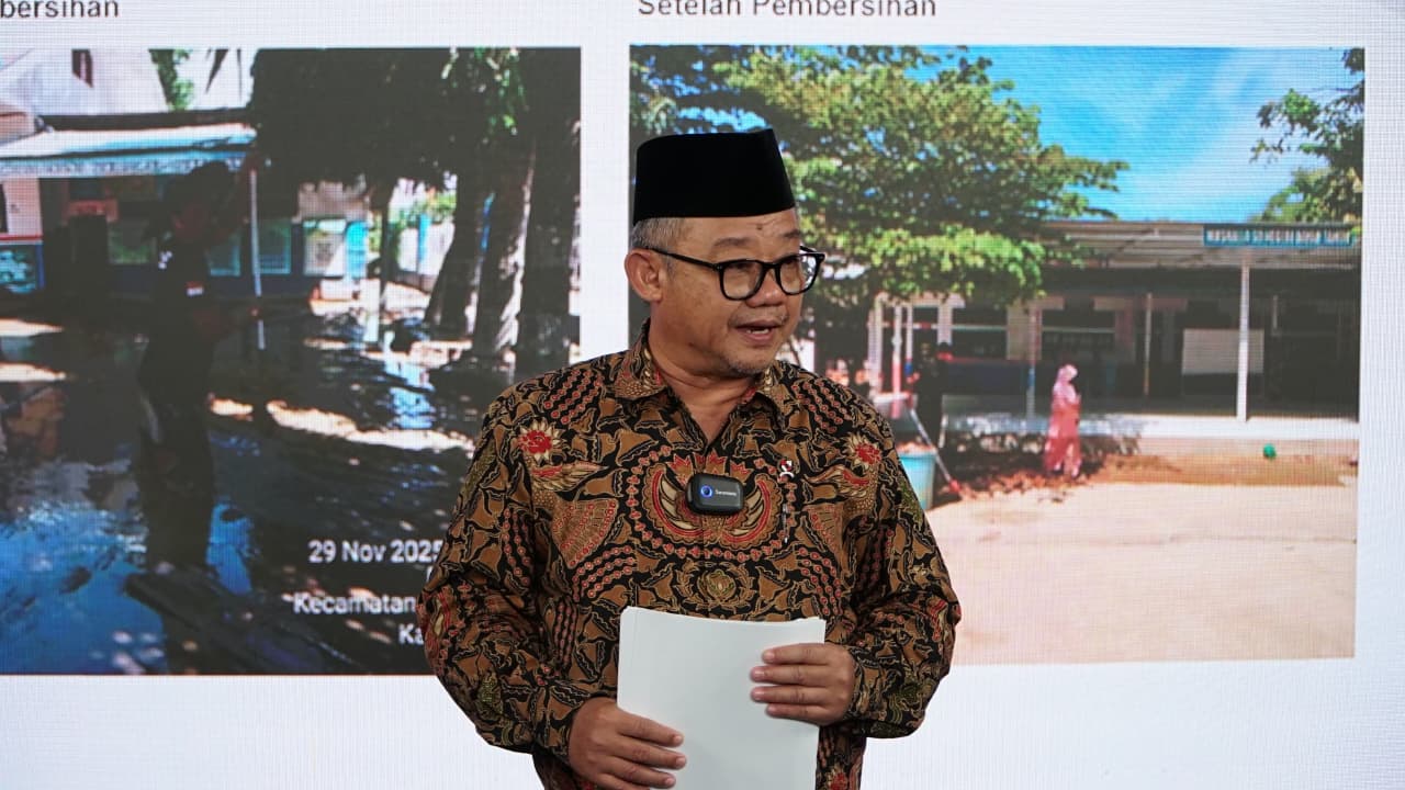Menteri Pendidikan Dasar dan Menengah (Mendikdasmen), Prof. Dr. Abdul Mu&rsquo;ti saat menyampaikan keterangan di Graha BNPB, Jakarta Timur, Selasa 30 Desember 2025.