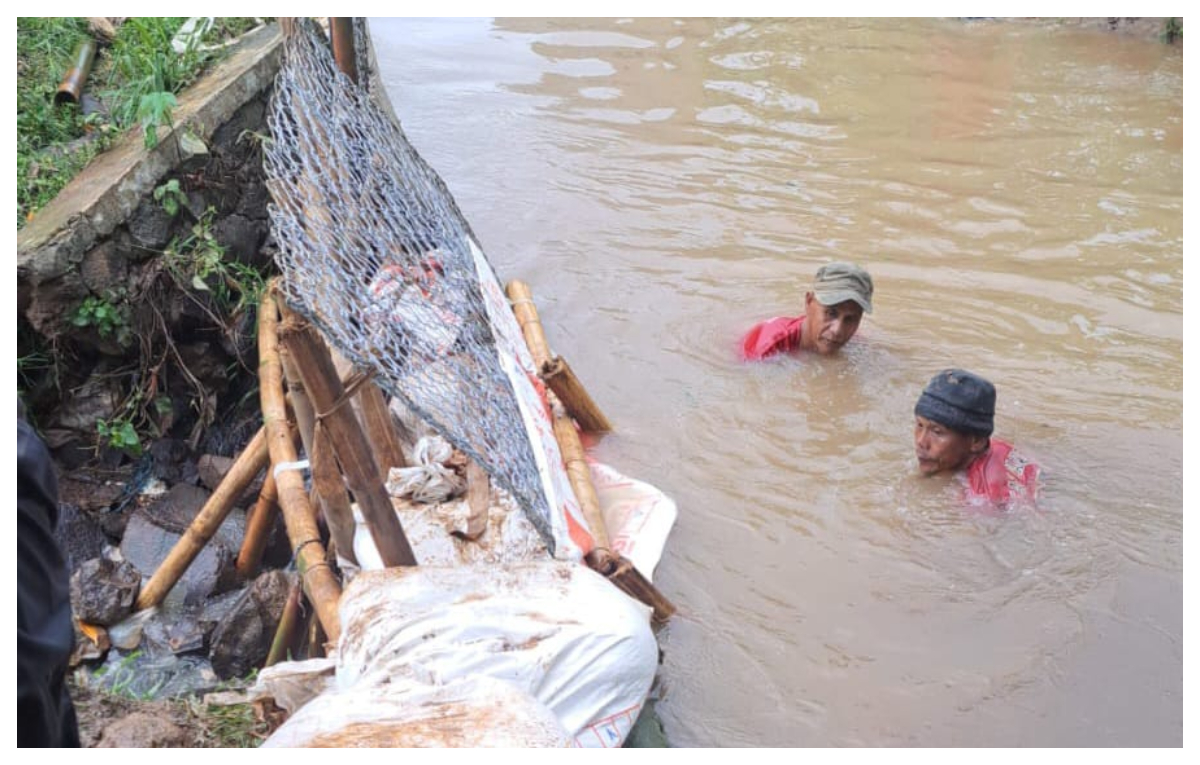 Saluran irigasi di Kampung Malang Nengah, Desa dan Kecamatan Ciseeng, Kabupaten Bogor, jebol pada Senin 30 Desember 2025.