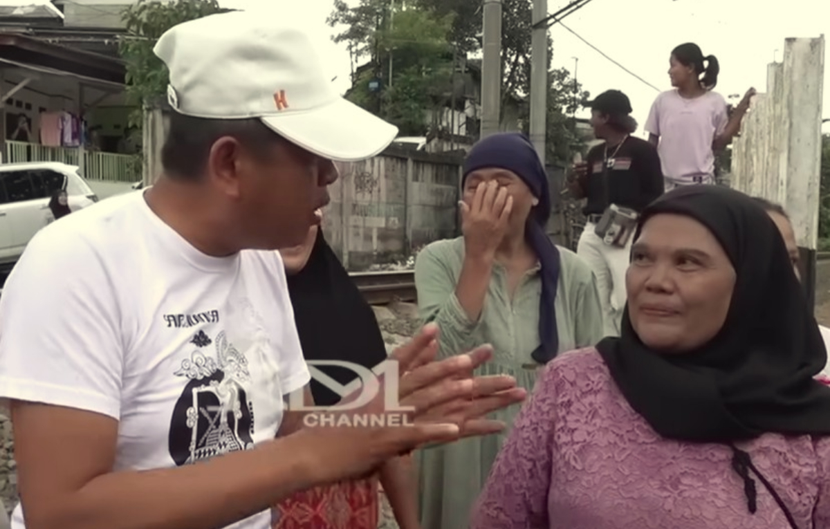 Warga Kecamatan Citeureup, Kabupaten Bogor berbincang dengan Gubernur Jawa Barat, Dedi Mulyadi.
