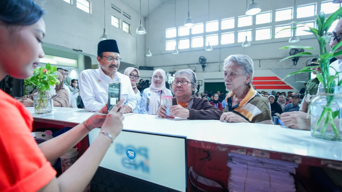 Menteri Sosial Saifullah yusuf saat meninjau penyaluran BLT Kesra di Jatinegara beberapa waktu lalu.&nbsp;