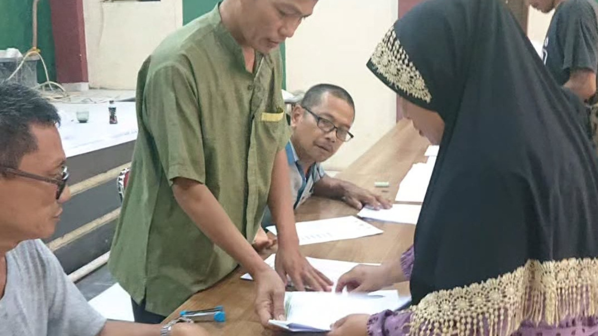Ilustrasi: Penyaluran bantuan sosial (bansos) kepada para penerima manfaat atau KPM.