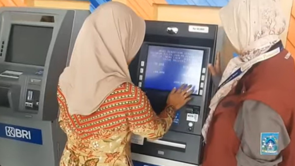 Ilustrasi pencairan bansos di ATM