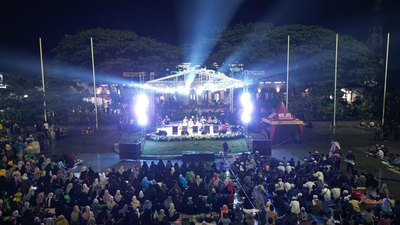 Pantauan udara ribuan jemaah yang menghadiri istighosah akhir tahun di alun-alun Kota Bogor.