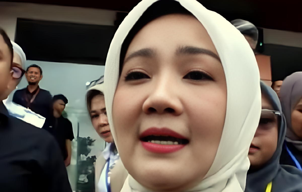 Atalia Praratya memberikan keterangan kepada wartawan&nbsp;di Pengadilan Agama Bandung.