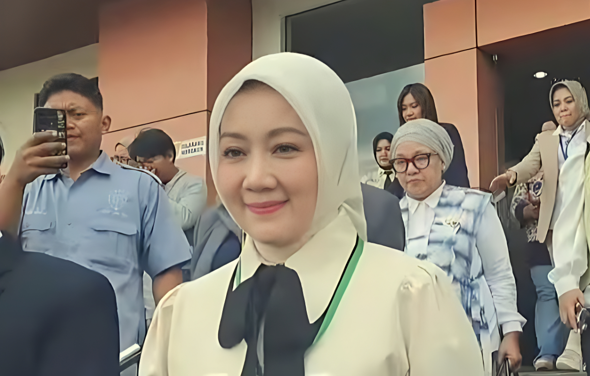 Atalia Praratya menyapa wartawan dan memberikan keterangan terkait perceraiannya dengan mantan Gubernur Jawa Barat, Ridwan Kamil.