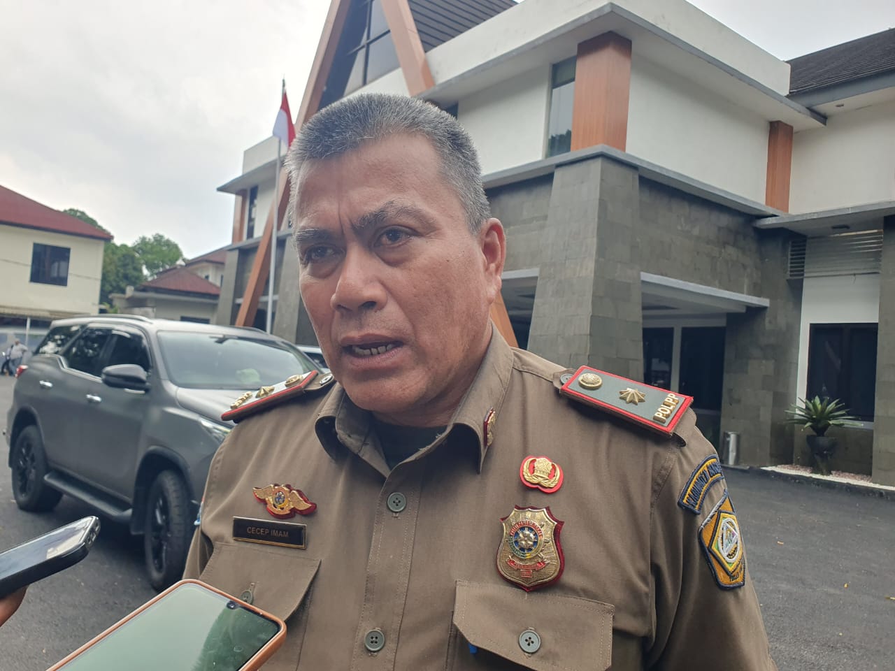 Kasatpol PP Kabupaten Bogor, Cecep Imam Nagarasid saat menyampaikan keterangan.