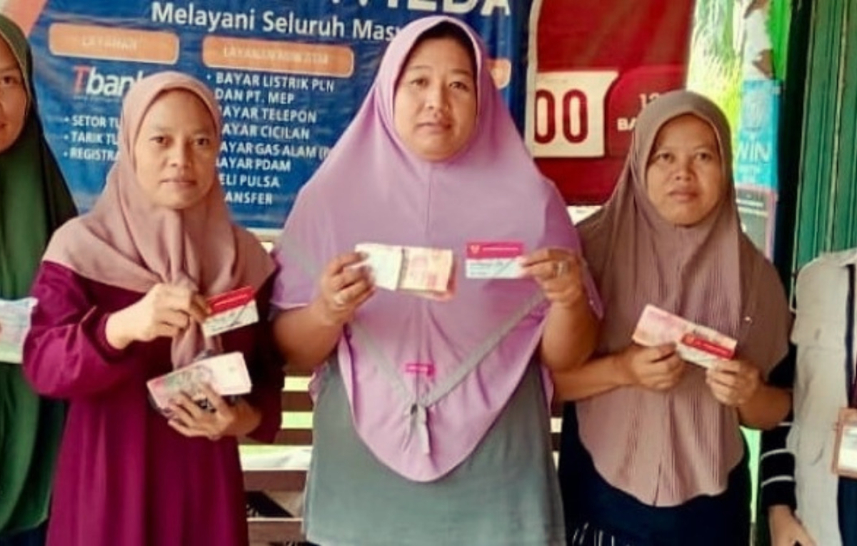 ILUSTRASI: Pencairan dana Bansos diperlihatkan para KPM.