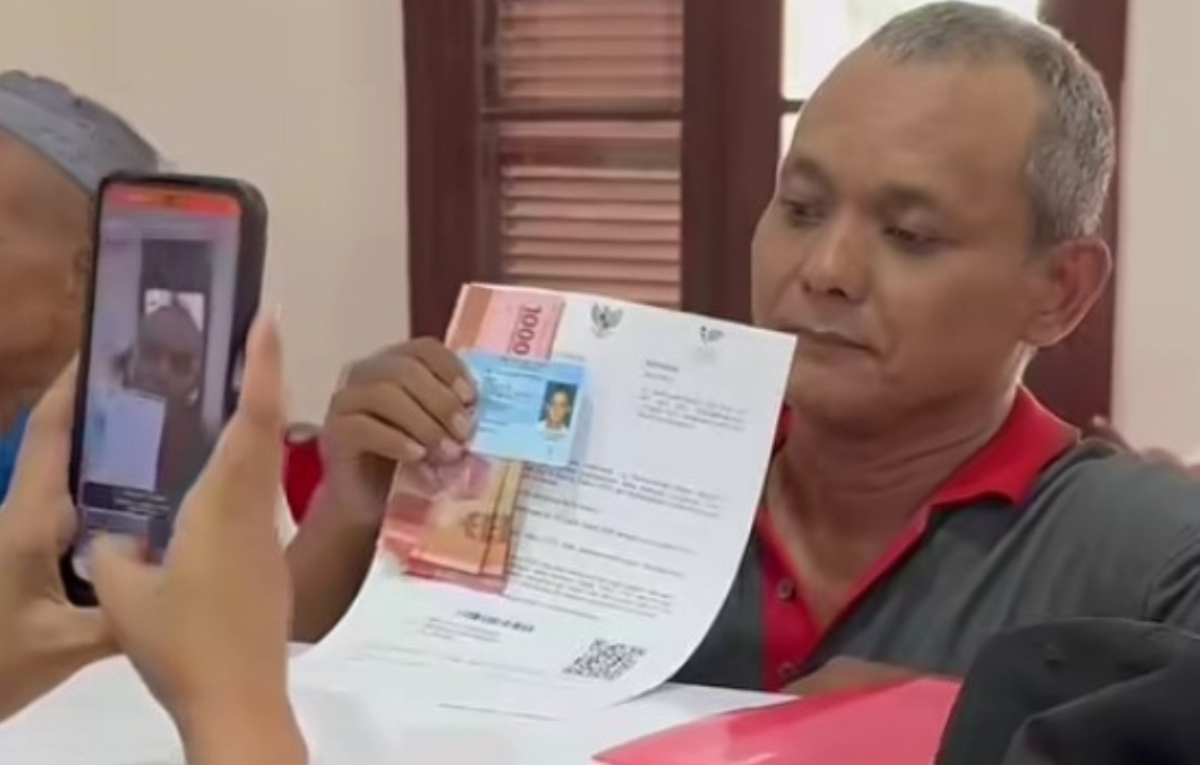 ILUSTRASI: penyaluran bansos kepada para KPM.