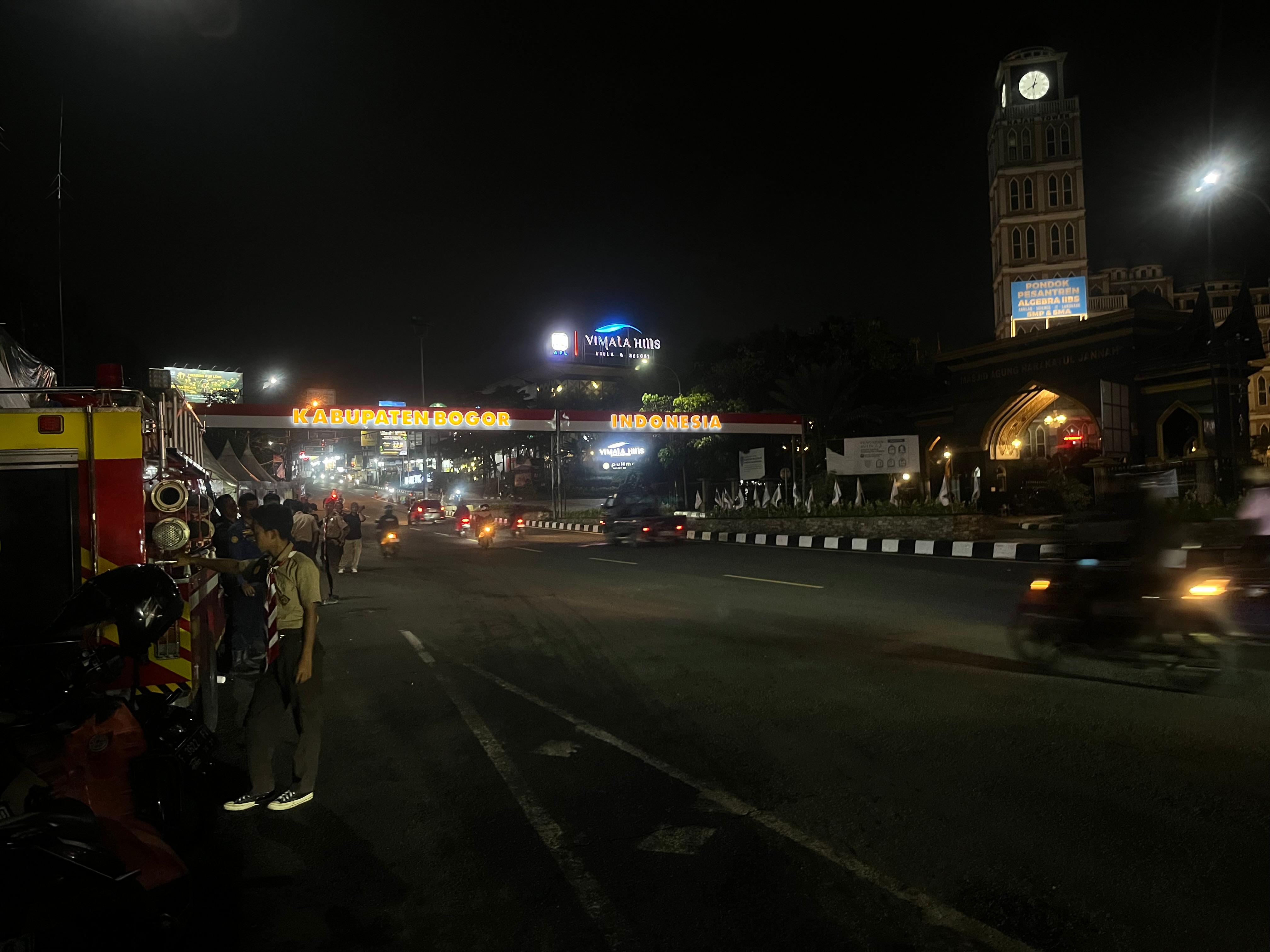 Satlantas Polres Bogor menutup sejumlah ruas jalur yang menuju kawasan Puncak, Kabupaten Bogor, dalam pelaksanaan Car Free Night, Rabu 31 Desember 2025 malam.