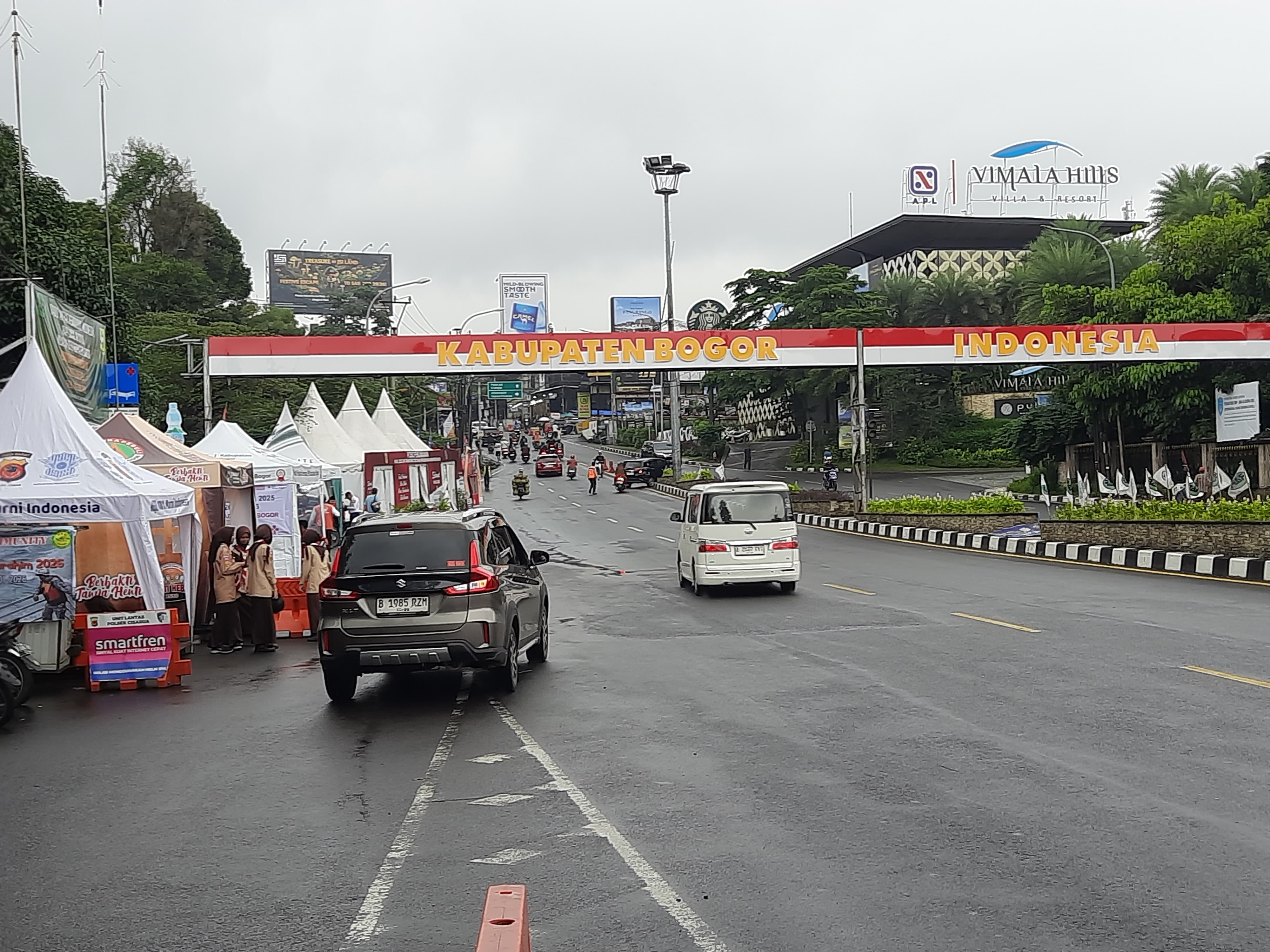 Situasi arus lalu lintas jelang malam pergantian tahun baru 2026 di jalur Puncak, Kebupaten Bogor, Rabu 31 Desember 2025.