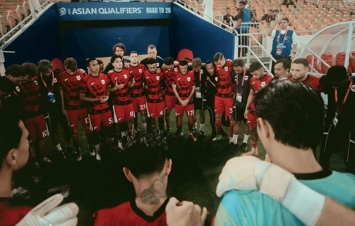 Jay Idzes berdoa bersama skuad Timnas Indonesia.