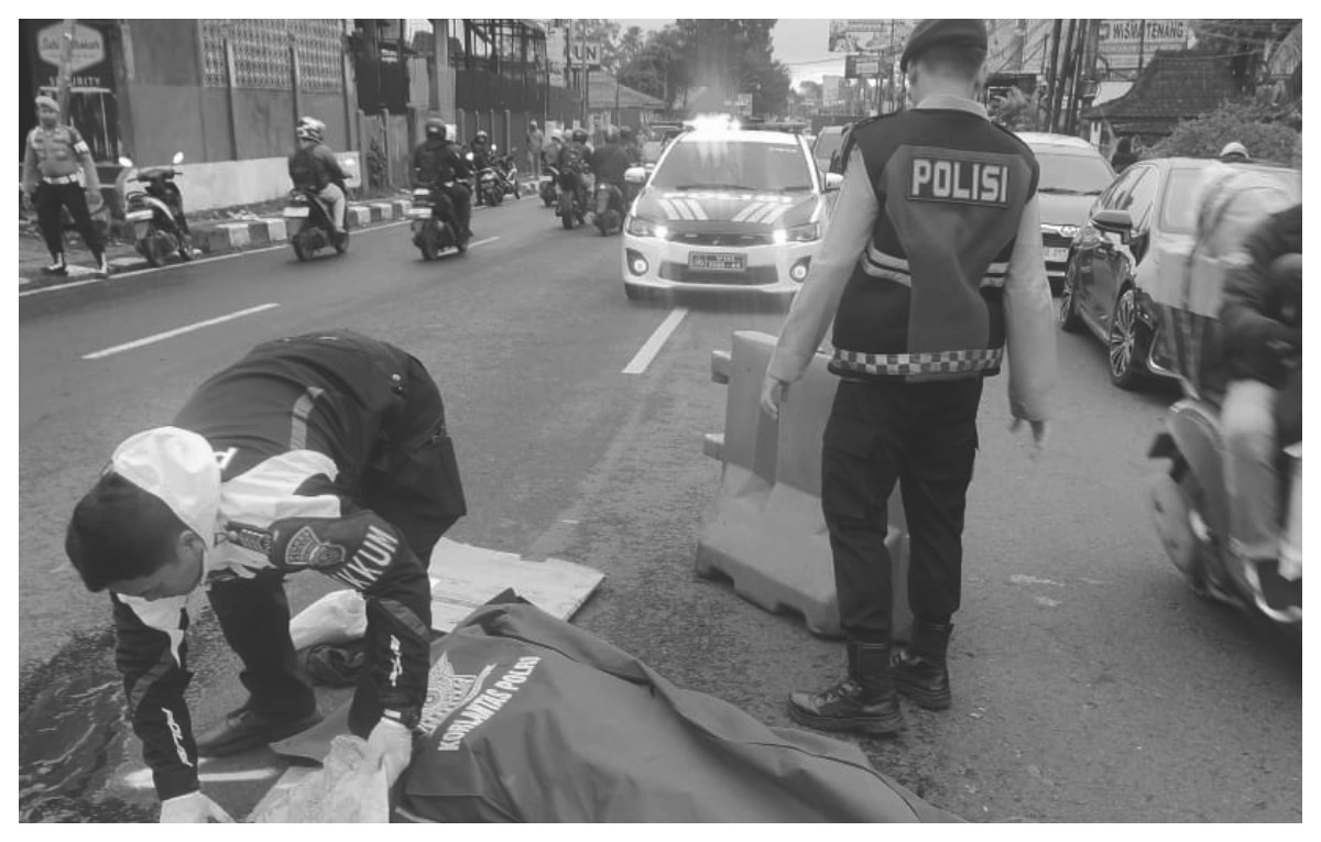 Petugas Satlantas Polres Bogor, melakukan evakuasi korban kecelakaan maut di Jalan Raya Puncak, Rabu 31 Desember 2025.