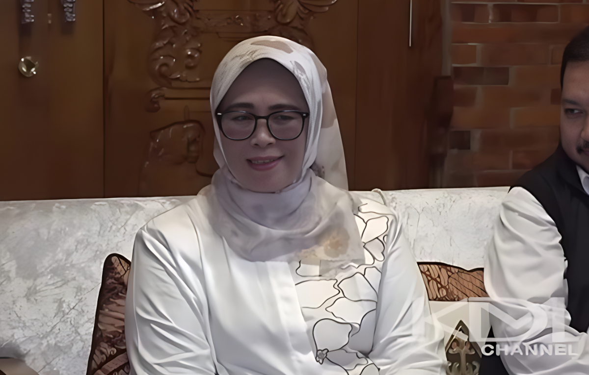 Kepala Disnakertrans Provinsi Jawa Barat, I Gusti Agung Kim Fajar Wiyati Oka saat memberikan penjelasan kepada Gubernur Jawa Barat, Dedi Mulyadi.
