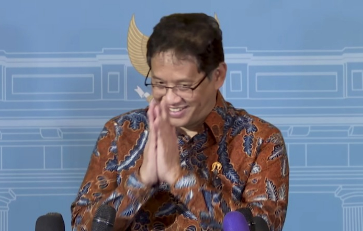 Menkeu, Purbaya Yudhi Sadewa memberikan salam kepada wartawan.
