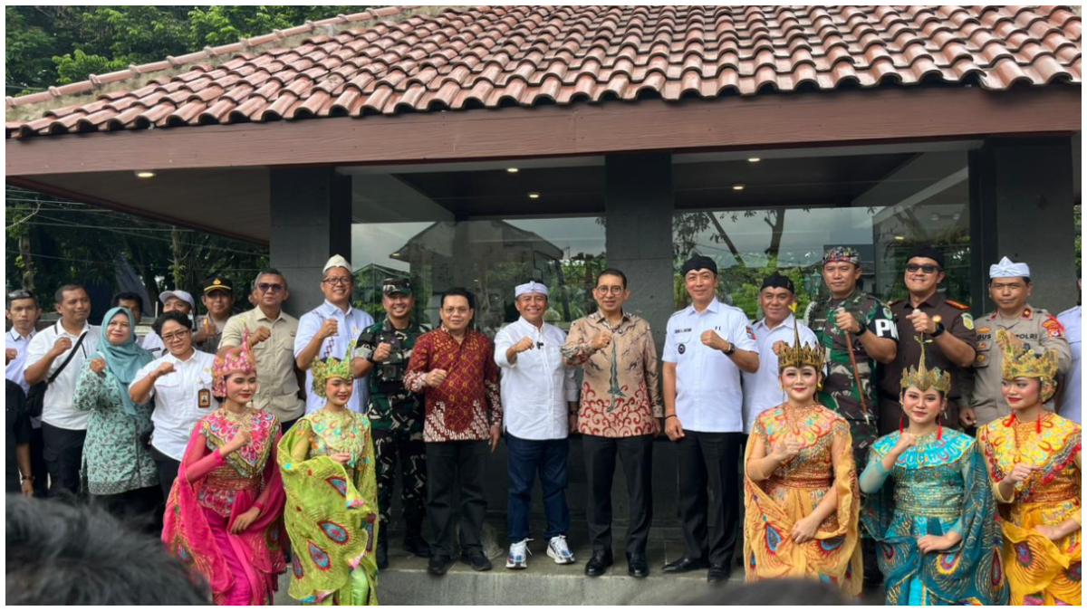 Peresmian rehabilitasi cungkup Prasasti Batutulis oleh Menteri Kebudayaan RI Fadli Zon. Pembangunan Museum Pajajaran juga mendapat dukungan