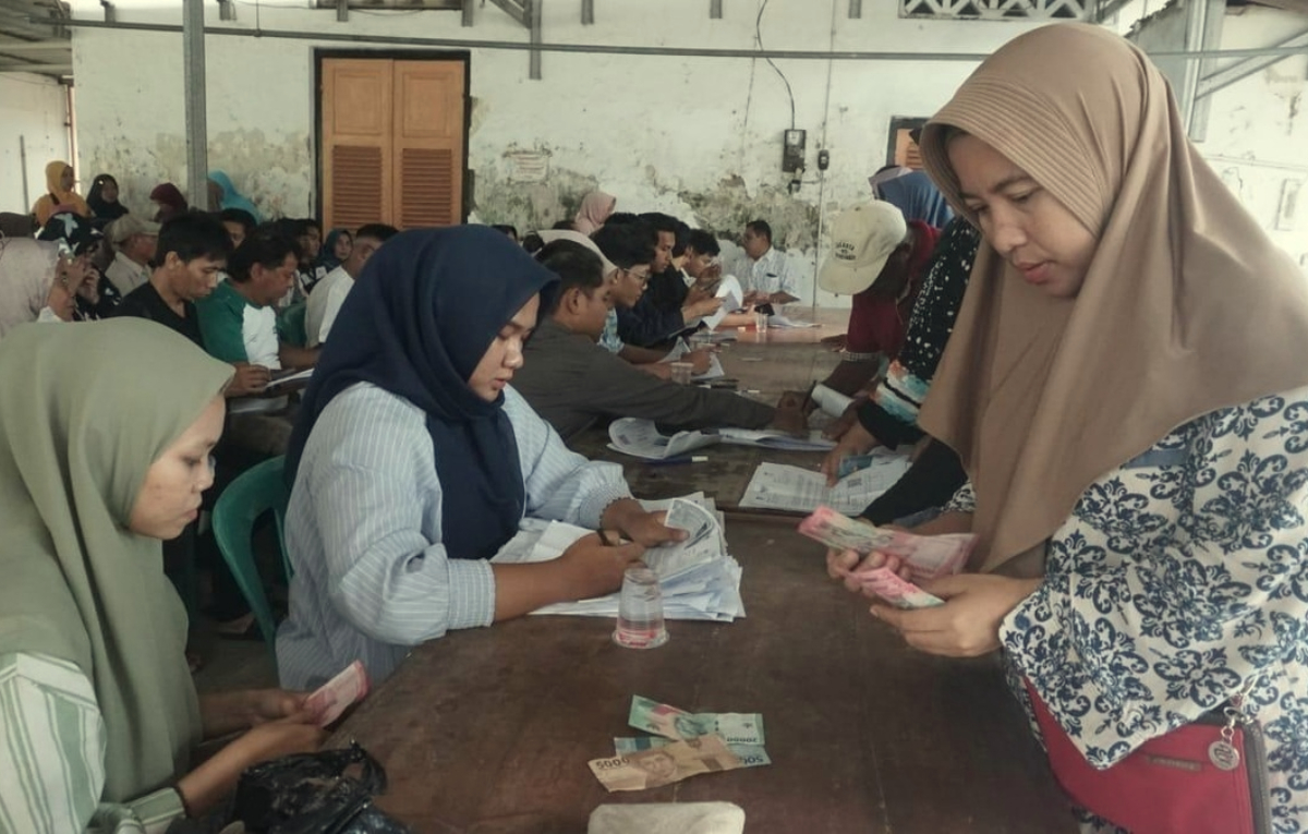 Pembagian dana Bansos kepada para KPM.