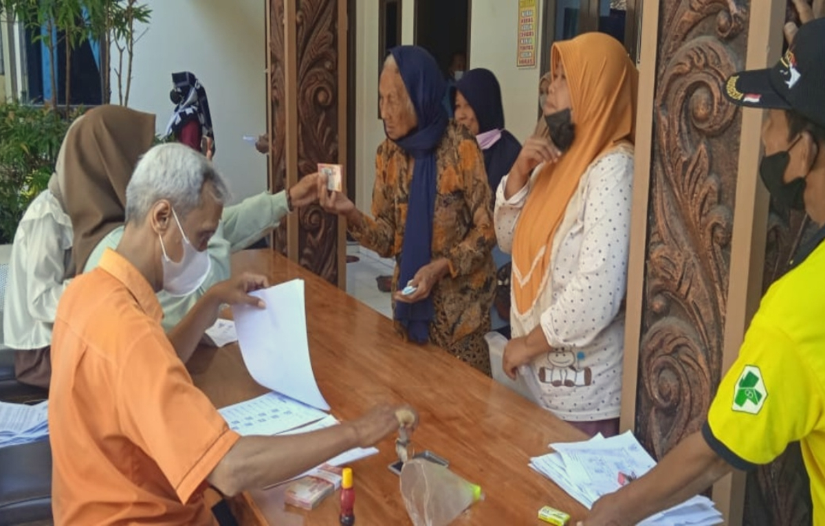 Penyaluran Bansos kepada para KPM.