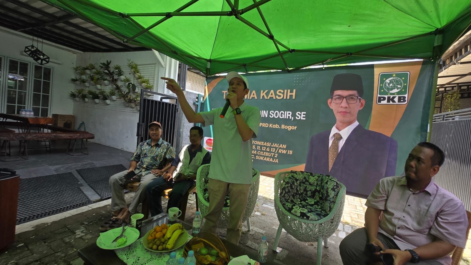 Anggota DPRD Kabupaten Bogor, Achmad Yaudin Sogir, saat peresmian betonisasi jalan di Perumahan Pesona Cilebut 2, Desa Cilebut Barat, Kecamatan Sukaraja.