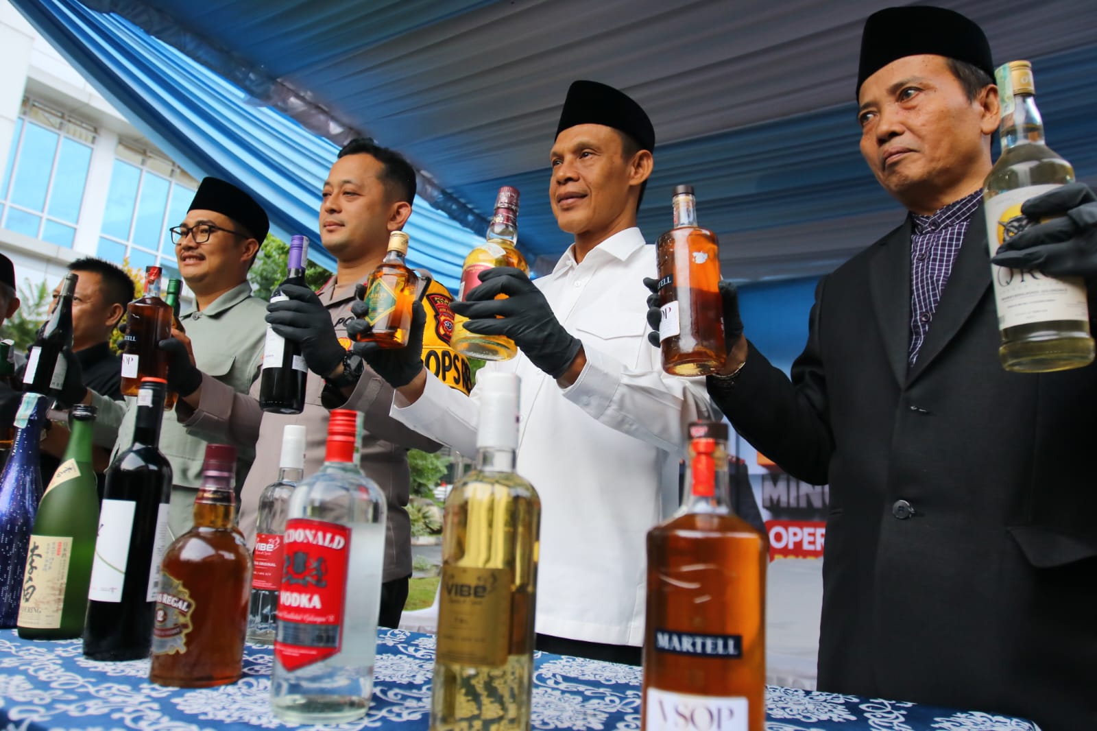 Ribuan botol minuman keras dimusnahkan Polres Bogor hasil penindakan selama tiga bulan.
