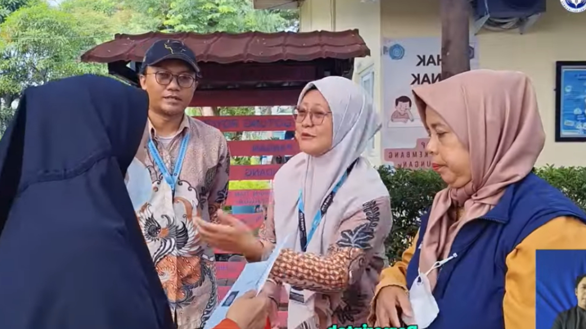 Ilustrasi KPM yang akan mengambil bansos.