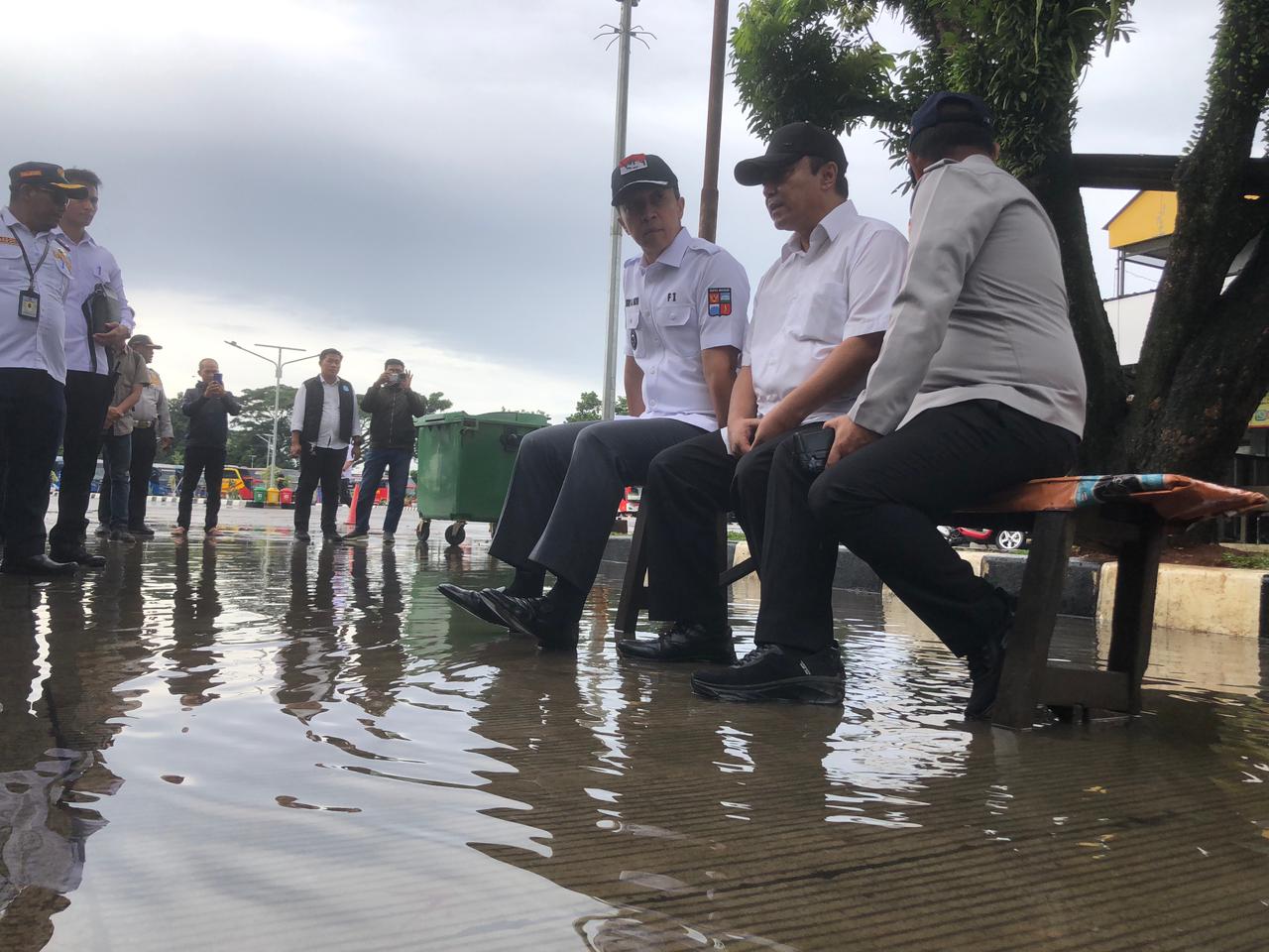 Wali Kota Bogor, Dedie A Rachim saat meninjau kondisi genangan air di Terminal Bubulak.
