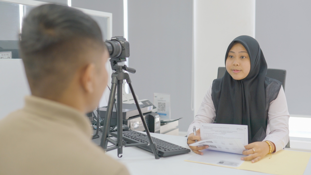Ilustrasi pelayanan masyarakat di Kantor Imigrasi.