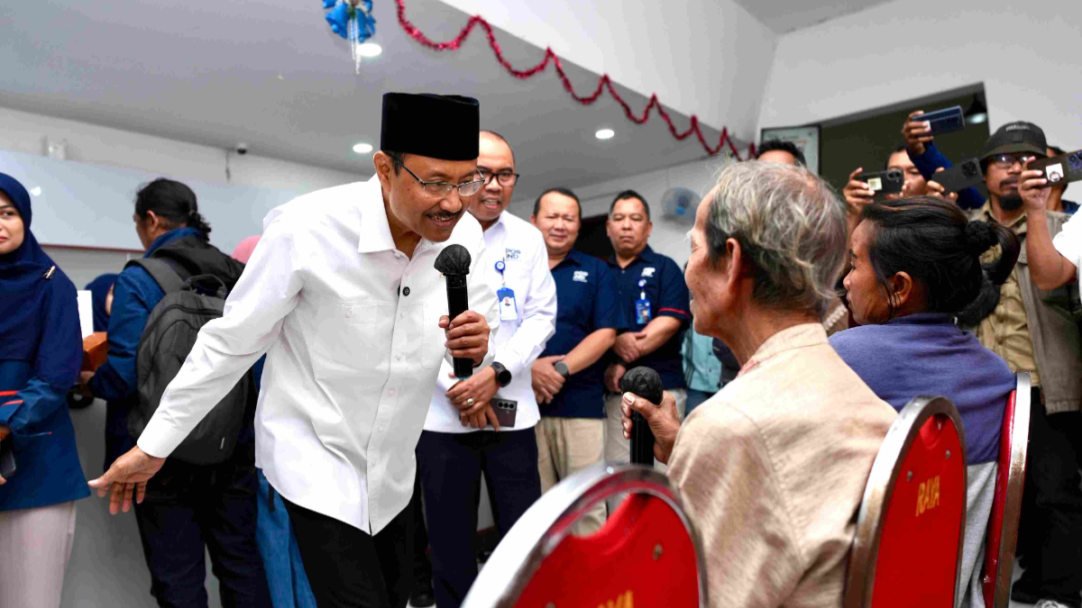Menteri Sosial Saifullah Yusuf (Gus Ipul) meninjau penyaluran Bantuan Langsung Tunai Sementara (BLTS) tahap akhir di Kantor Pos Kebonrejo Surabaya, Jawa Timur, Senin.