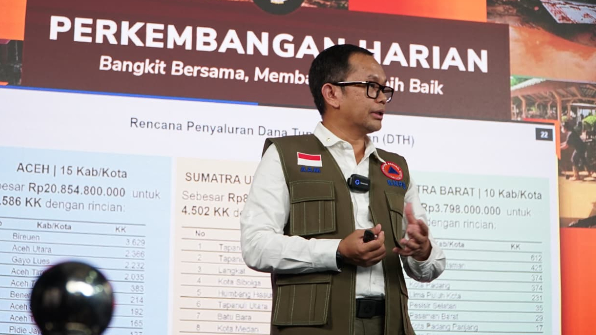 Kepala Pusat Data, Informasi, dan Komunikasi Kebencanaan BNPB, Abdul Muhari saat memberikan keterangan di Graha BNPB, Jakarta Timur, Selasa 30 Desember 2025.