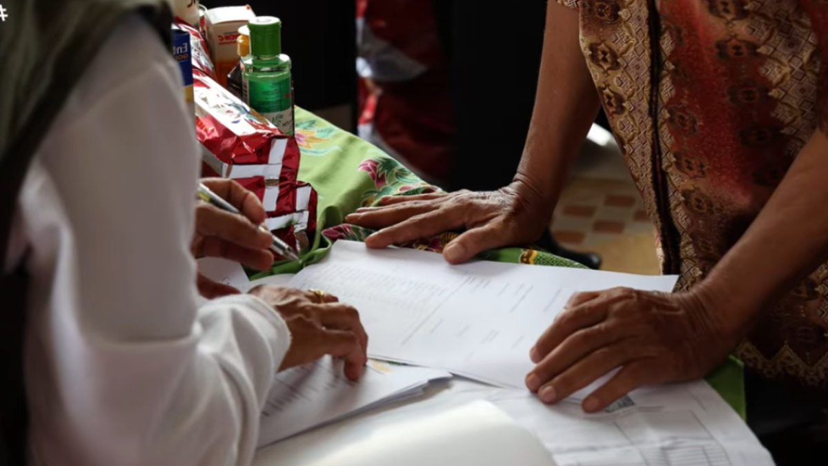 Ilustrasi: Penyaluran bantuan sosial (bansos) kepada para penerima manfaat atau KPM.