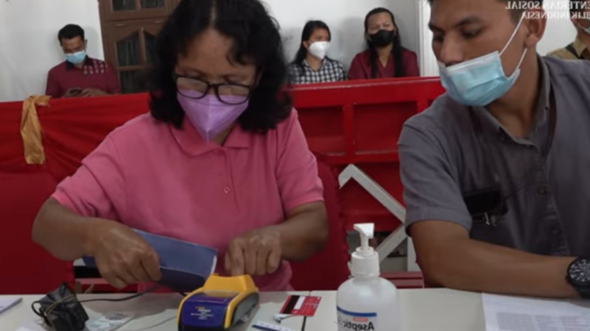 Ilustrasi: Penyaluran bantuan sosial (bansos) kepada para penerima manfaat atau KPM.
