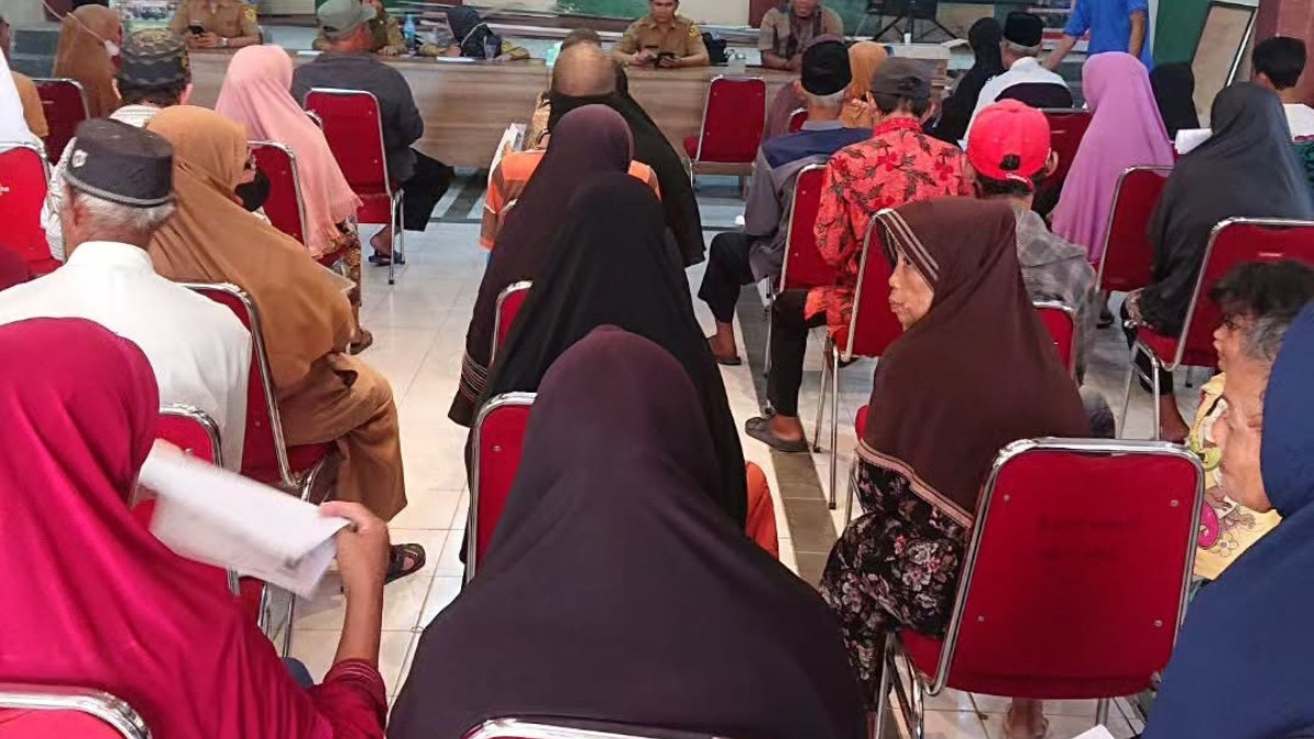 Ilustrasi: Penyaluran bantuan sosial (bansos) kepada para penerima manfaat atau KPM.&nbsp;