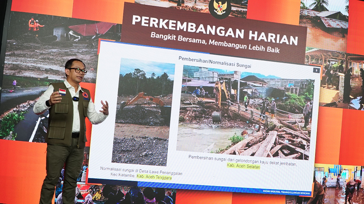 Kepala Pusat Data, Informasi, dan Komunikasi Kebencanaan BNPB, Abdul Muhari saat memberikan keterangan di Graha BNPB, Jakarta Timur, Selasa 30 Desember 2025.