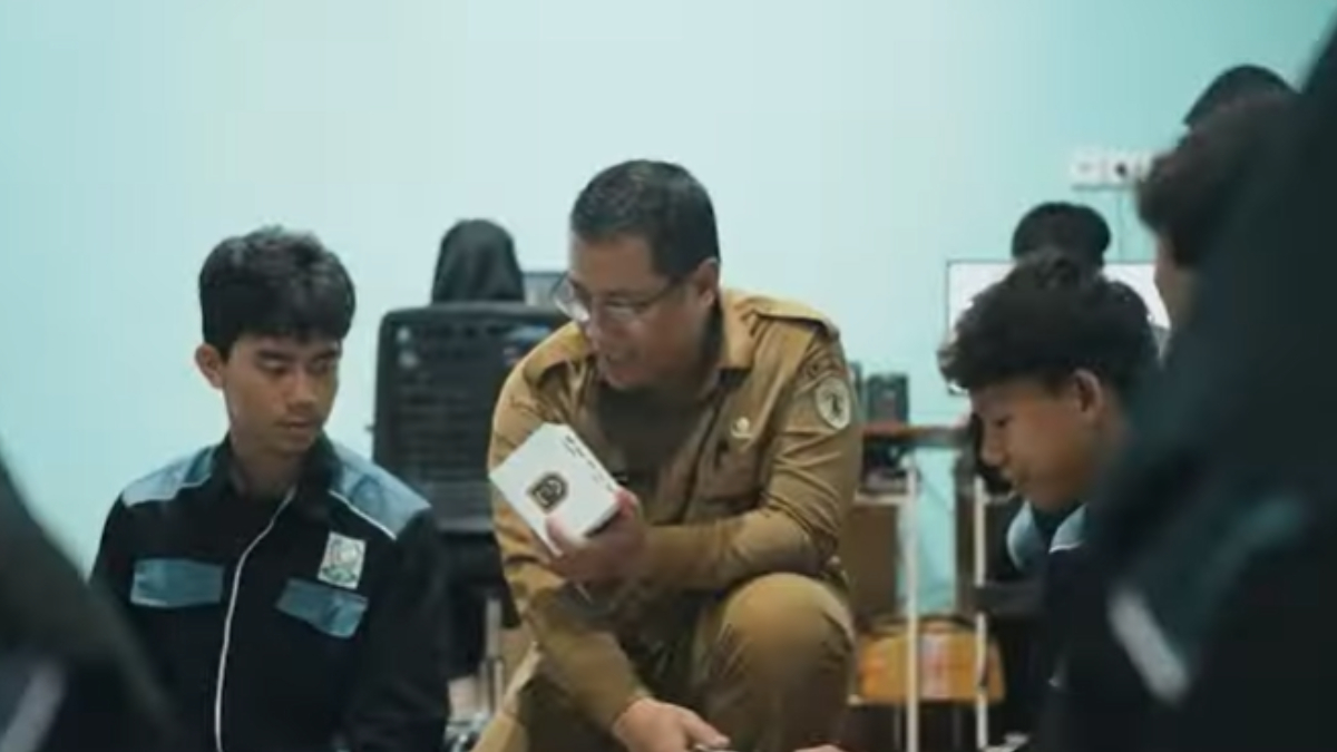 Ilustrasi: Guru sedang melakukan aktivitas di kelas.