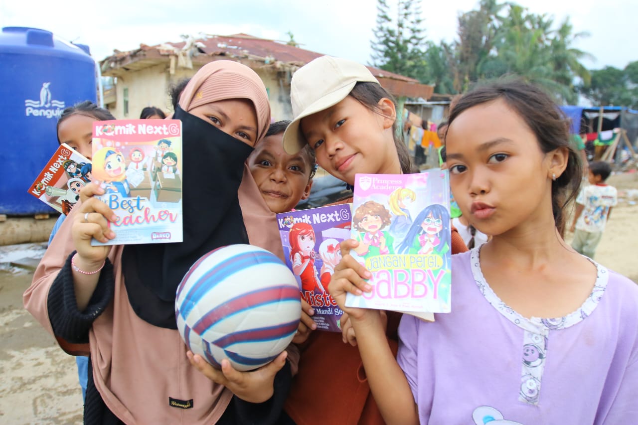 Sejumlah anak di Dusun Al Ikhsan, Desa Kota Lintah Bawah, Kecamatan Kota Kualasimpang, Kabupaten Aceh Tamiang menerima buku dari komunitas Salam Aids, Kamis 1 Januari 2026.