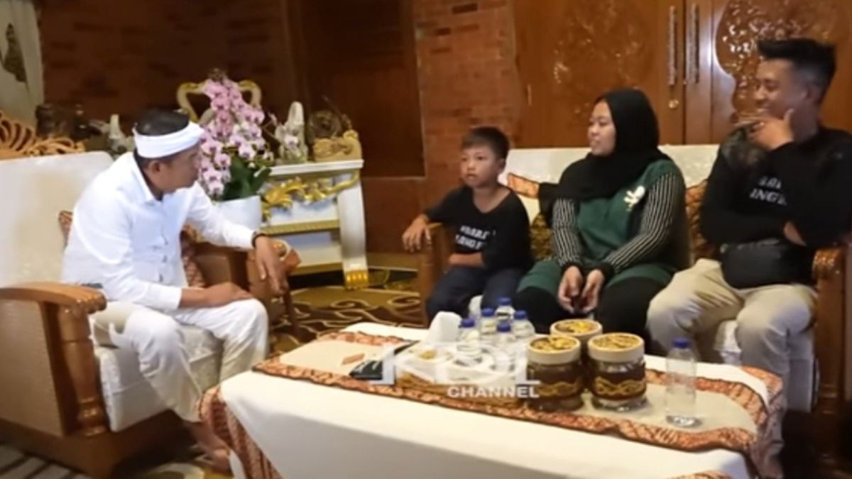 Gubernur Jawa Barat Dedi Mulyadi bertemu dengan Dika, bocah penangkap ular asal Bandung