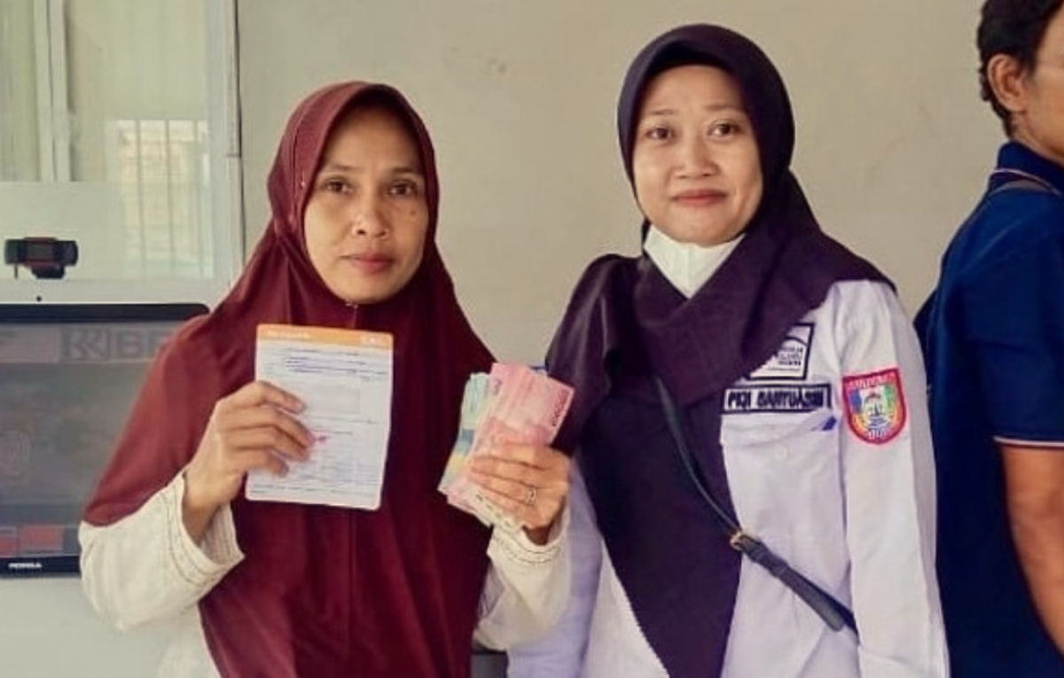 Didampingi petugas, KPM lakukan pencairan dana bansos.