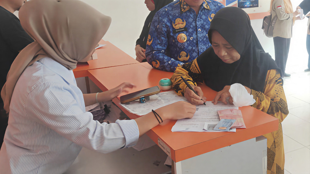 Ilustrasi penyaluran bansos kepada KPM