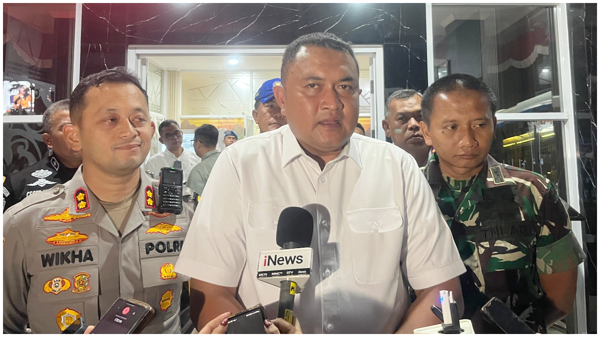 Bupati Bogor Rudy Susmanto saat memantau Jalur Puncak di Pos Gadog Hoegeng, Rabu 31 Desember 2025 malam.