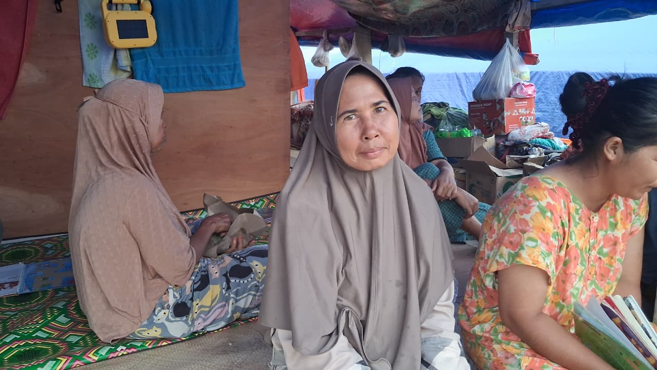 Dahlela (53), warga Dusun Al Ikhsan, Desa Kota Lintah Bawah, Kecamatan Kota Kualasimpang, Kabupaten Aceh Tamiang, saat memberikan keterangan kepada Radar Bogor, Kamis 1 Januari 2026.