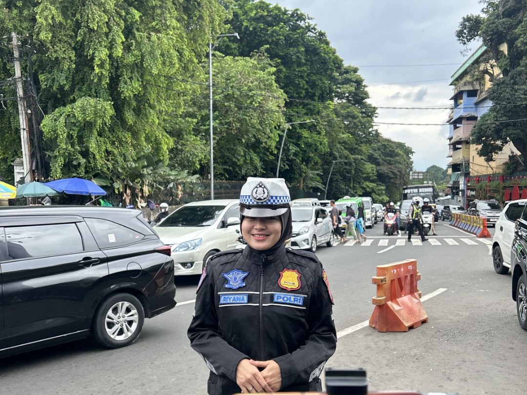 Petugas Satlantas Polresta Bogor Kota, mengatur arus kendaraan yang meningkat pada hari pertama Tahun Baru 2026 di pusat Kota Bogor.